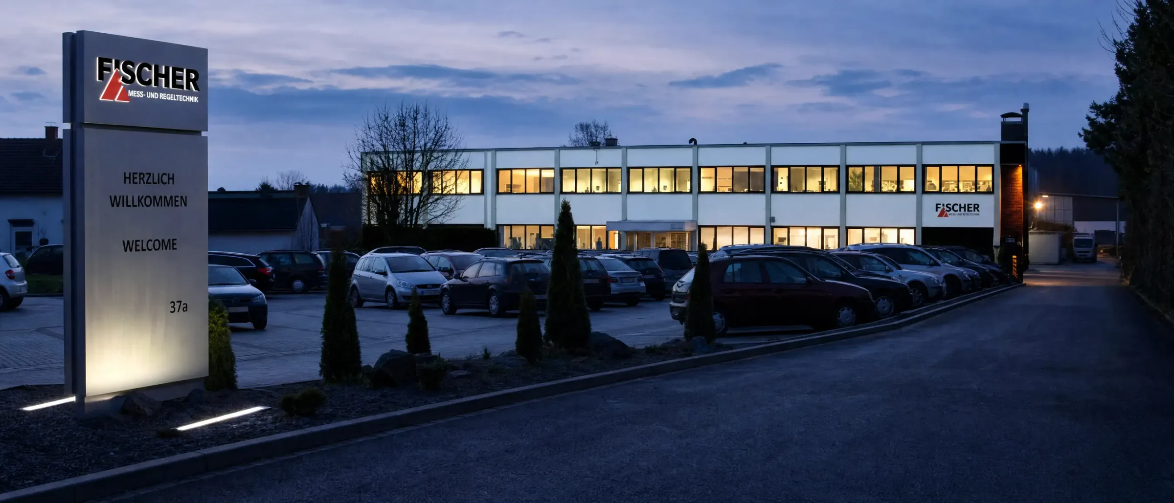 Firmengebäude der FISCHER Mess- und Regeltechnik in Bad Salzuflen in der Abenddämmerung